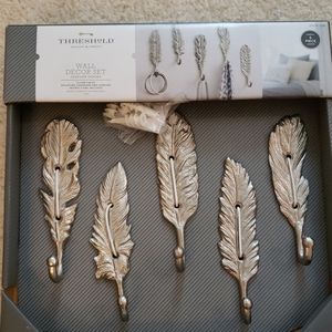 Decorative feather wall hooks